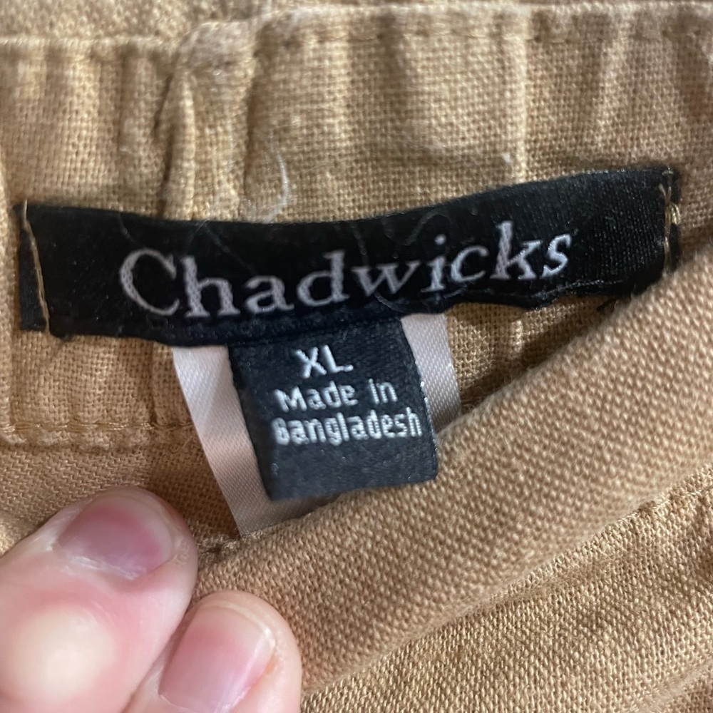 Super cute khaki pants with a button design on leg! XL - Picture 3 of 4